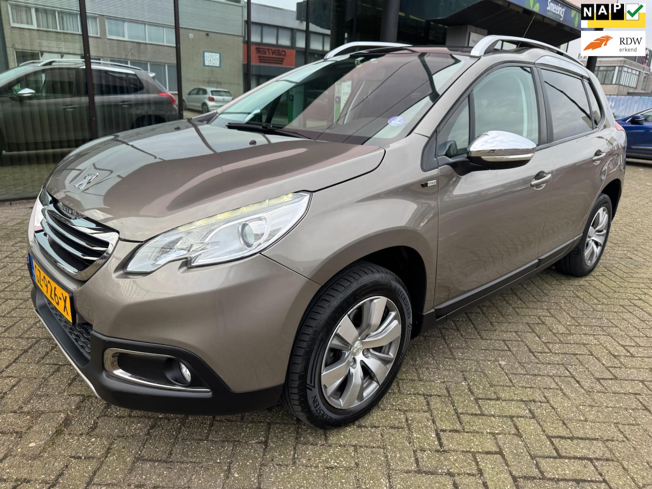 Peugeot 2008 - 1.2 PureTech Style / Pano'dak / Navi / PDC / Sfeerverlichting - AutoWereld.nl