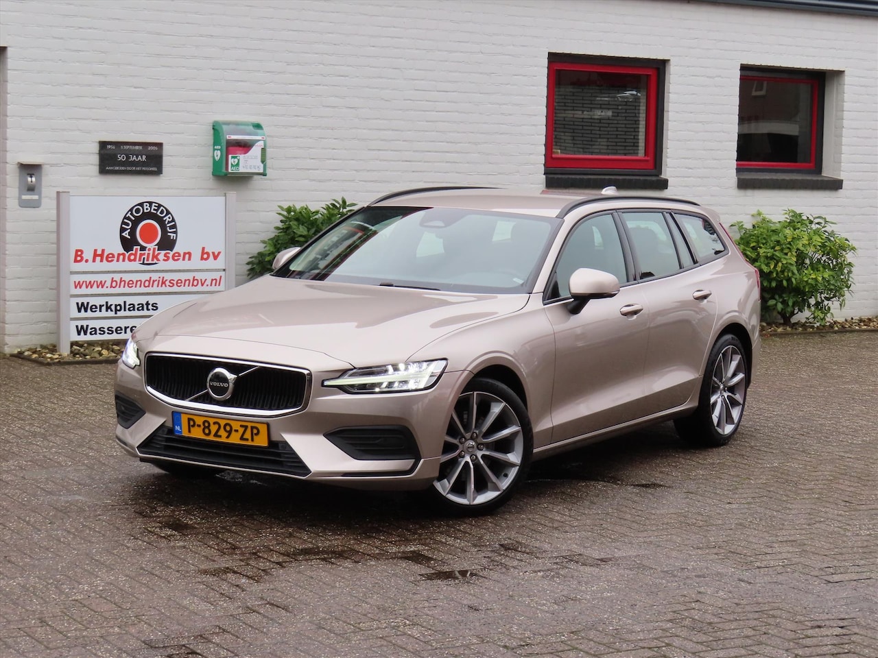 Volvo V60 - B3 163pk Mild Hybrid Aut Essential/ Navigatie/ 19 Inch velgen/ Apple Carplay/ DAB/ Camera - AutoWereld.nl