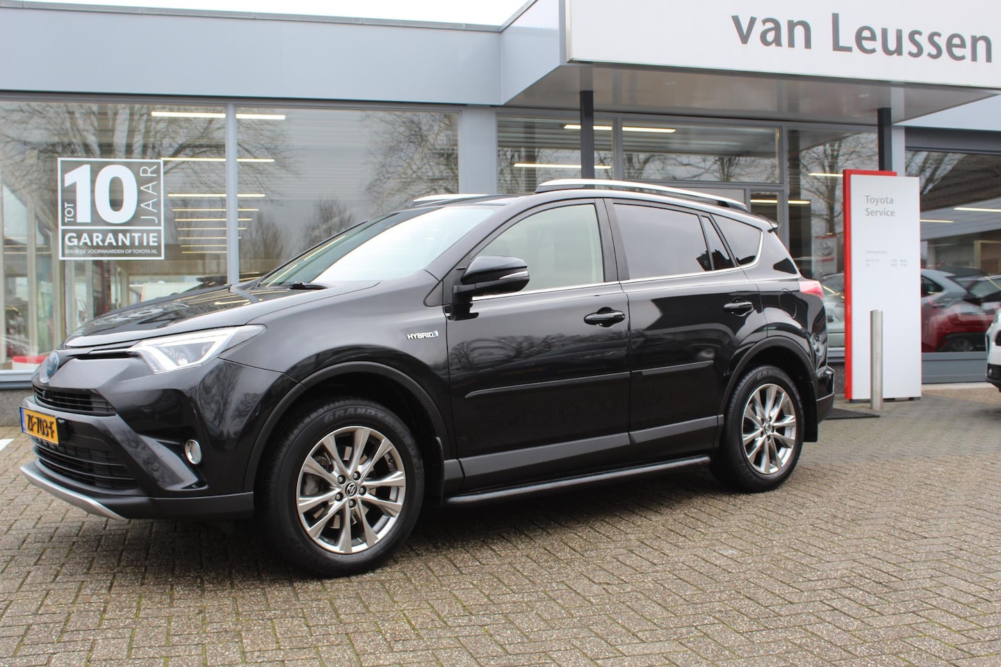 Toyota RAV4 - 2.5 Hybrid AWD EXECUTIVE BUSINESS TREKHAAK 1650KG TREKGEW.GEREMD STOELVERW.OPENDAK KEYLESS - AutoWereld.nl