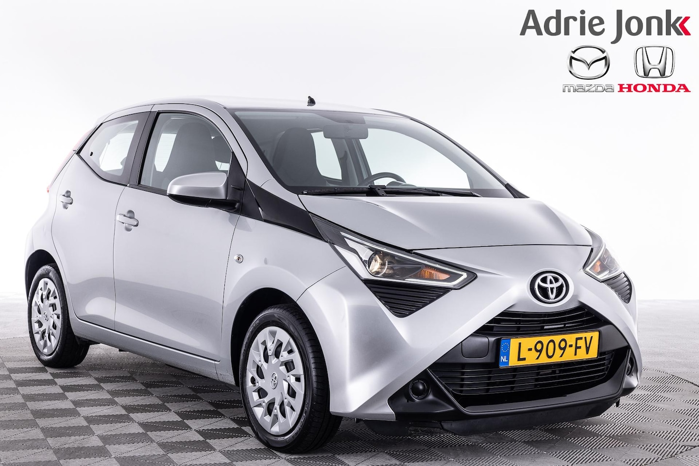 Toyota Aygo - 1.0 VVT-i x-play | APPLE CARPLAY | AIRCO | ACHTERUITRIJCAMERA | BLUETOOTH | NED AUTO | - AutoWereld.nl