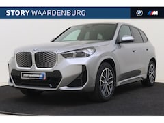 BMW iX1 - eDrive20 M Sport / Panoramadak / Sportstoelen / Stoelverwarming / Adaptieve LED / Parking