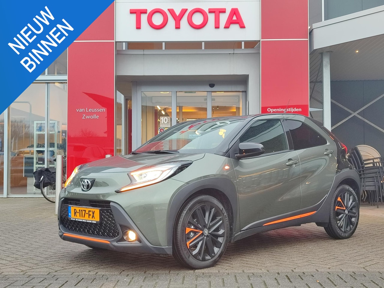 Toyota Aygo X - 1.0 VVT-i MT Limited STOELVERW PARK-SENSOREN KEYLESS JBL-AUDIO CAMERA AD-CRUISE NAVI APPLE - AutoWereld.nl