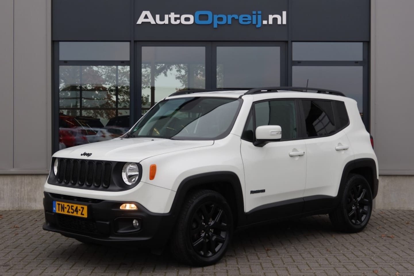 Jeep Renegade - 1.4 Multiair Limited Automaat NAVI Full map, Cruise, Trekhaak - AutoWereld.nl