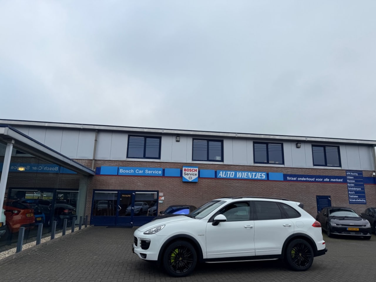 Porsche Cayenne - 3.0 S E-Hybrid | Pano | Leer | Luchtvering | Trekhaak - AutoWereld.nl