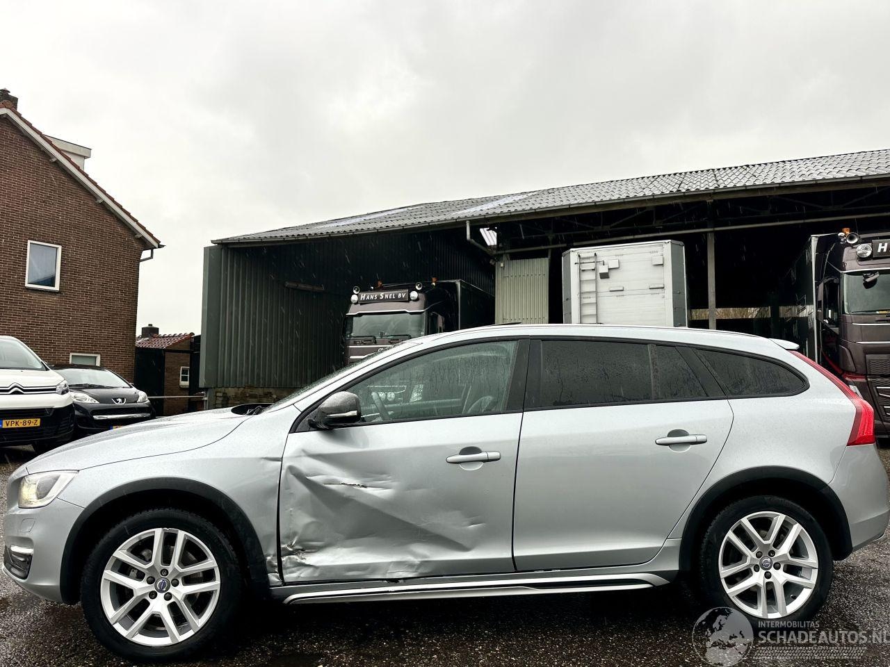 Volvo V60 Cross Country - V-60 2.0 D4 Aut 190pk Summum - schuifdak - leer - navi - camera - xenon - trekh - AutoWereld.nl