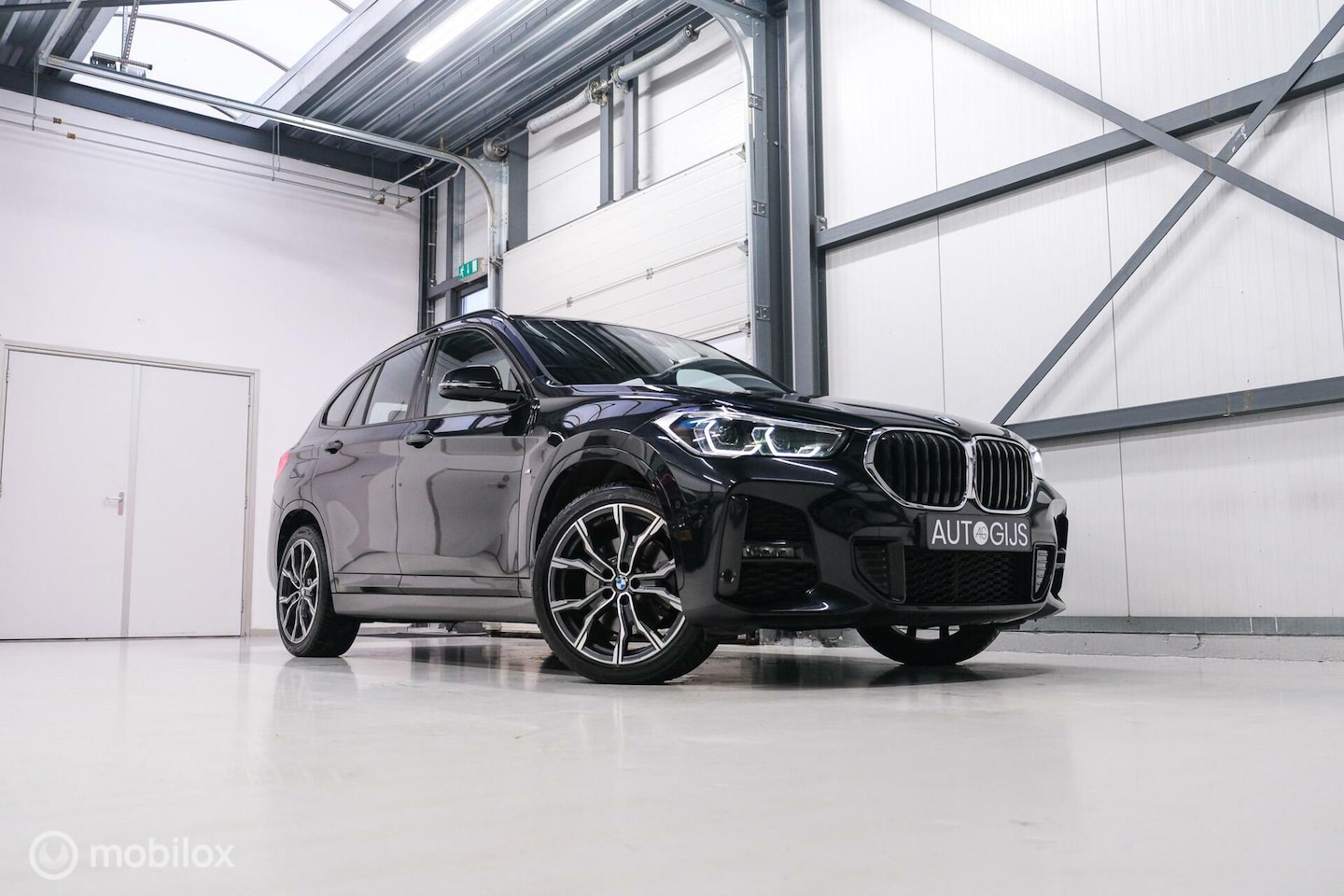 BMW X1 - xDrive25e eDrive M Edition 220 pk | Camera | NL auto NAP | DAB | Ambiance | 19 inch | Lede - AutoWereld.nl