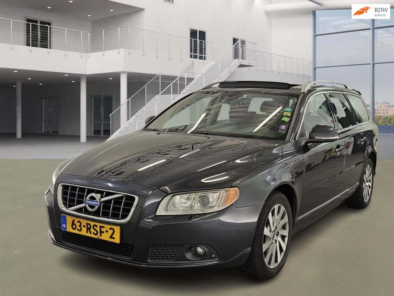 Volvo V70 - 1.6 T4 Limited PANO LEDER PSENSOR CRUISE 2 X SLEUTELS - AutoWereld.nl