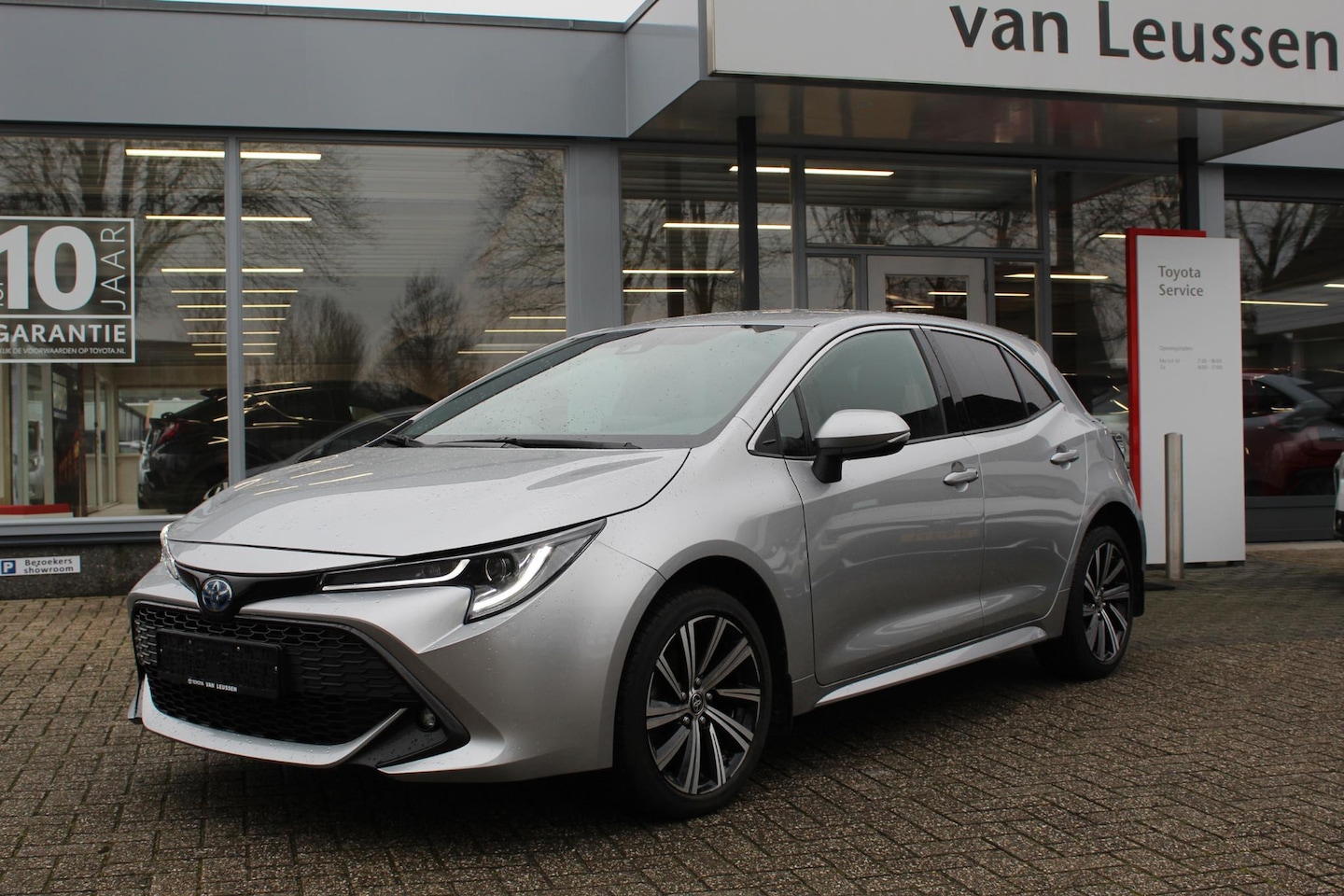 Toyota Corolla - Hybrid 140 Dynamic KEYLESS 17"LM-VELGEN STOEL&STUUR VERW. PRIVACYGLASS APPLE/ANDROID LED C - AutoWereld.nl