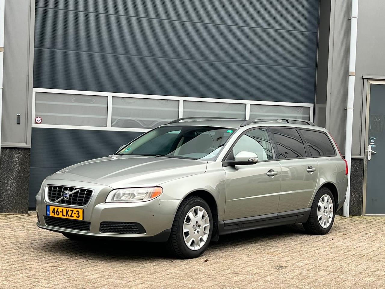 Volvo V70 - 2.4D bj.2007 Autom|Leder|Trekhaak|Airco. - AutoWereld.nl