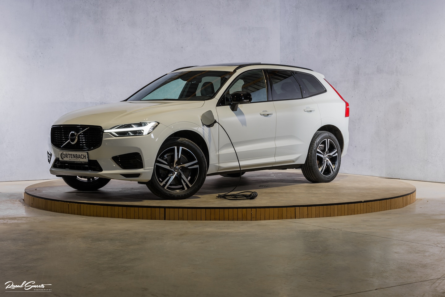 Volvo XC60 - 2.0 Recharge T8 AWD R-Design | Panorama dak | Zwenkbare trekhaak | Apple craplay | Cruise - AutoWereld.nl