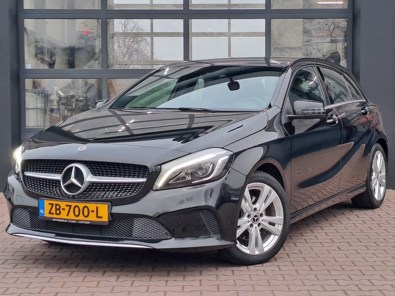 Mercedes-Benz A-klasse - 180 Business Solution AMG | Automaat | LED | LMV | Camera | All-season | - AutoWereld.nl