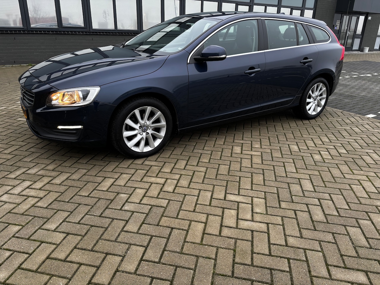 Volvo V60 - 2.0 D4 Momentum - AutoWereld.nl