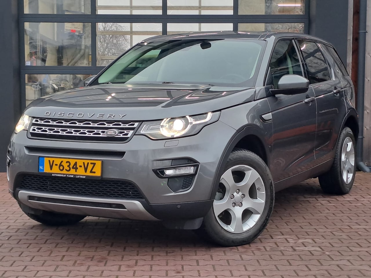 Land Rover Discovery Sport - 2.0 TD4 SE AWD VAN | Marge | Trekhaak | Camera | 4x4 | Leder | Xenon | - AutoWereld.nl