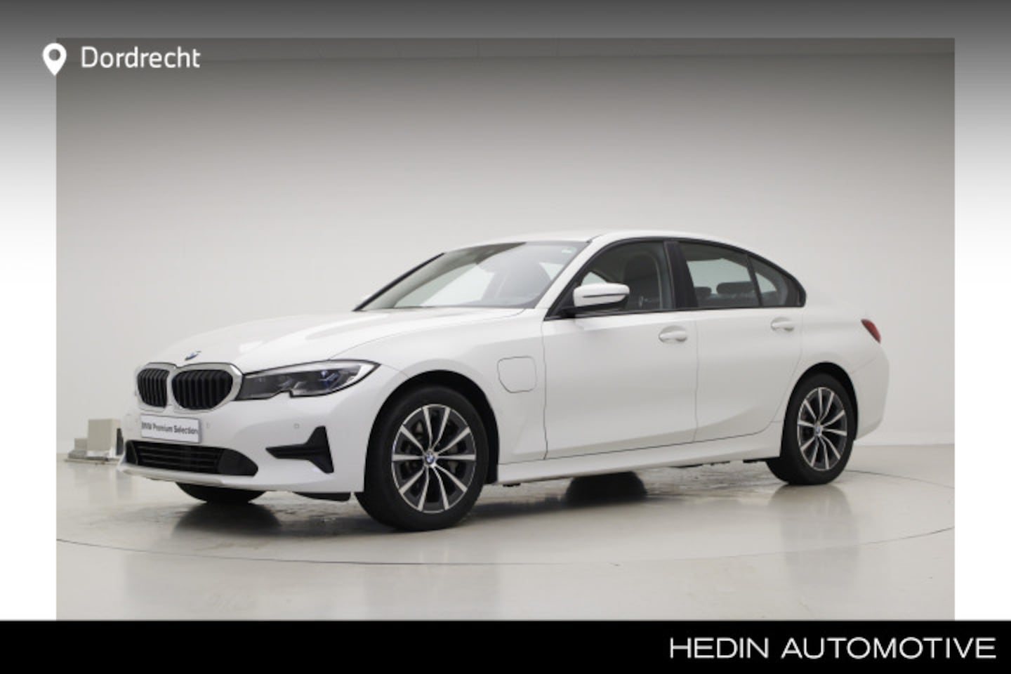 BMW 3-serie - 330e Sedan | Head-Up | Laser | Stoelverwarming | 2 jaar BMW Garantie - AutoWereld.nl