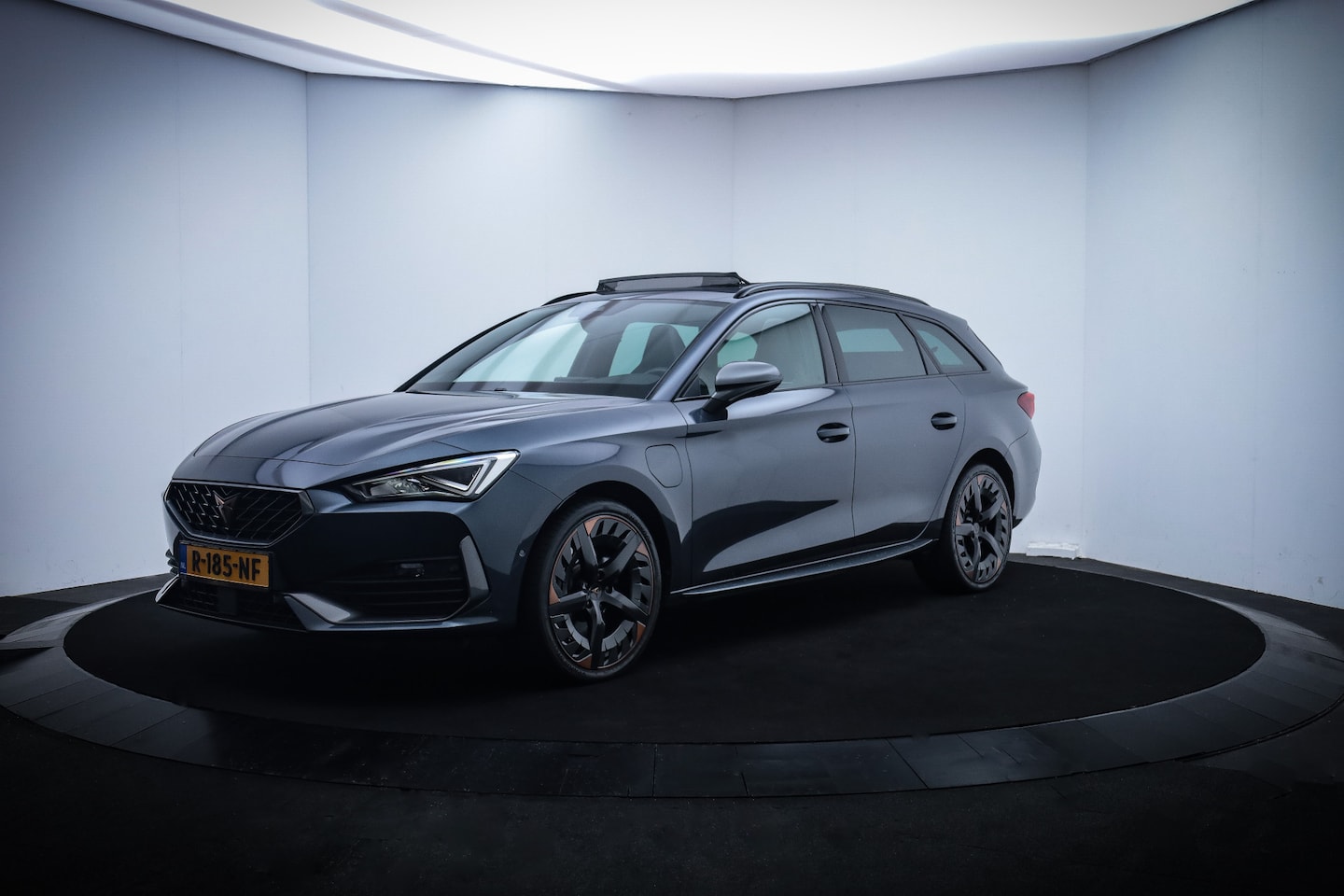 CUPRA Leon Sportstourer - 1.4e-Hybrid VZ Performance PANO/MEMORY/VIRTUAL/LED/STUUR+STOELVERW./CARPLAY/CAMERA/ACC/BLI - AutoWereld.nl