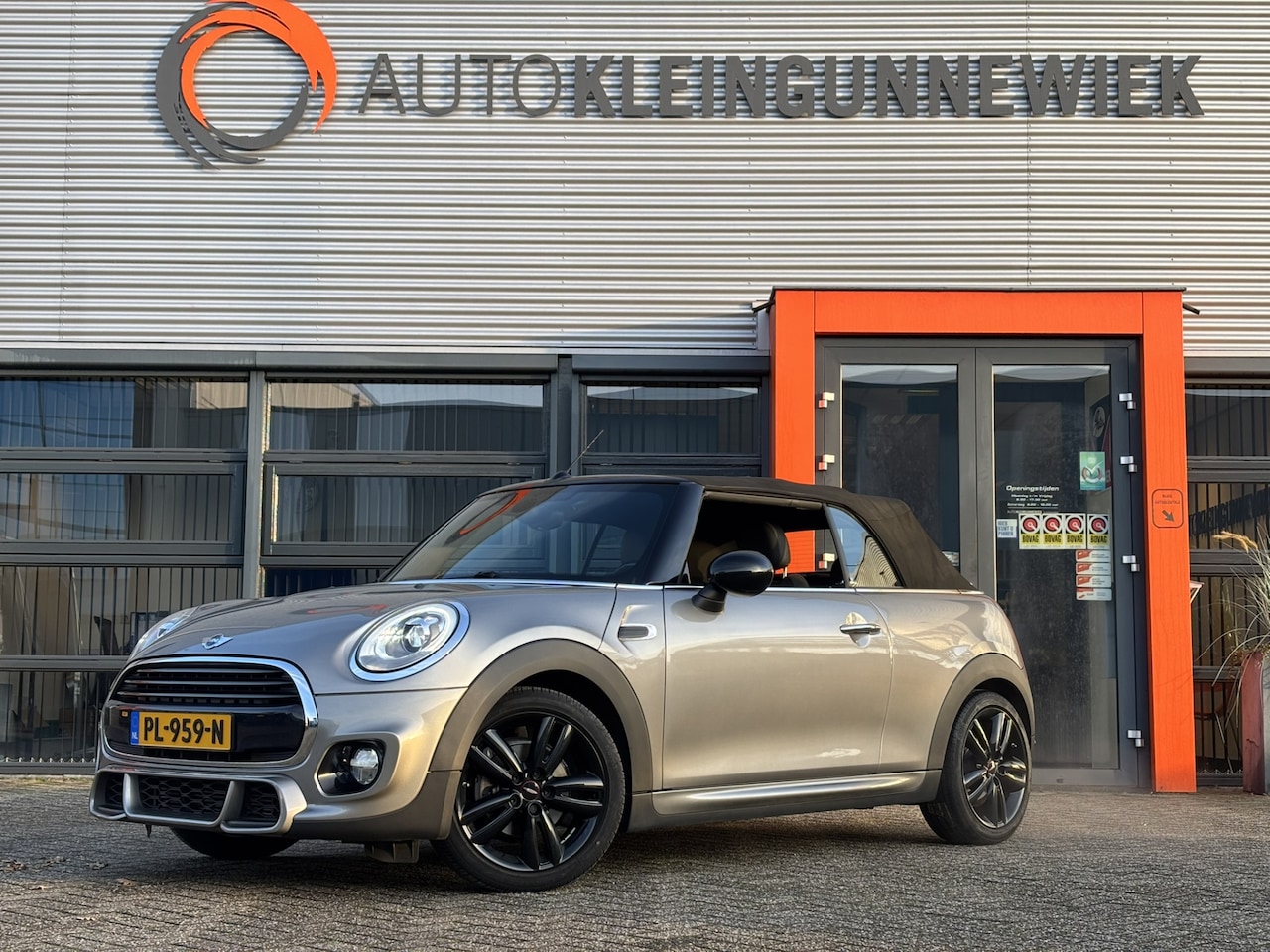 MINI Cabrio - Mini 1.5 Cooper Chili Serious Business / NL Auto / John Cooper Works Pakket! / Navi / - AutoWereld.nl