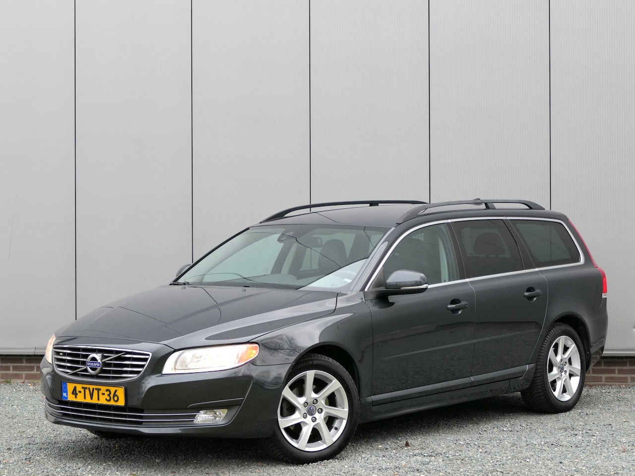 Volvo V70 - T4 Nordic+ Leer / Standkachel / Navi / Trekhaak - AutoWereld.nl