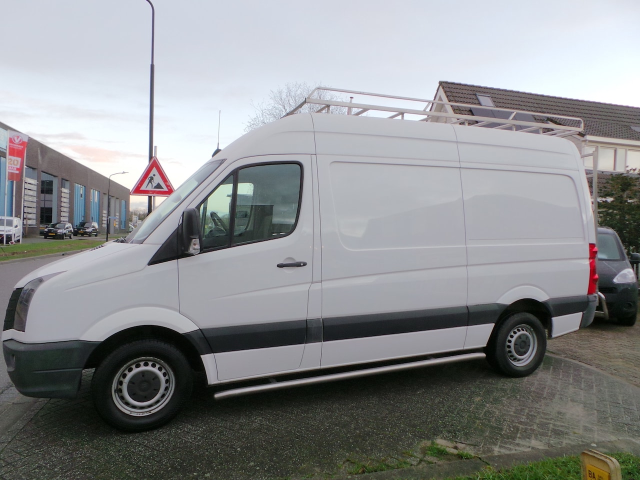 Volkswagen Crafter - 32 2.0 TDI 103kw/140pk L2H2 Airco Imperiaal,Trekhaak,3 persoons - AutoWereld.nl