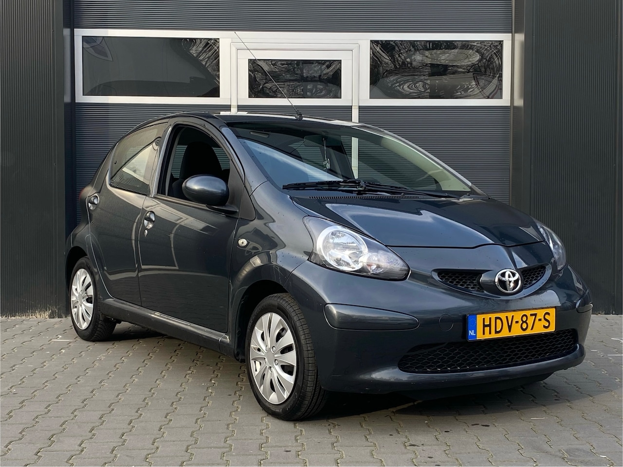 Toyota Aygo - 1.0-12V + Toyota Aygo 1.0 Airco 5DR Grijs NEW APK ✅ Dealer onderhouden - AutoWereld.nl