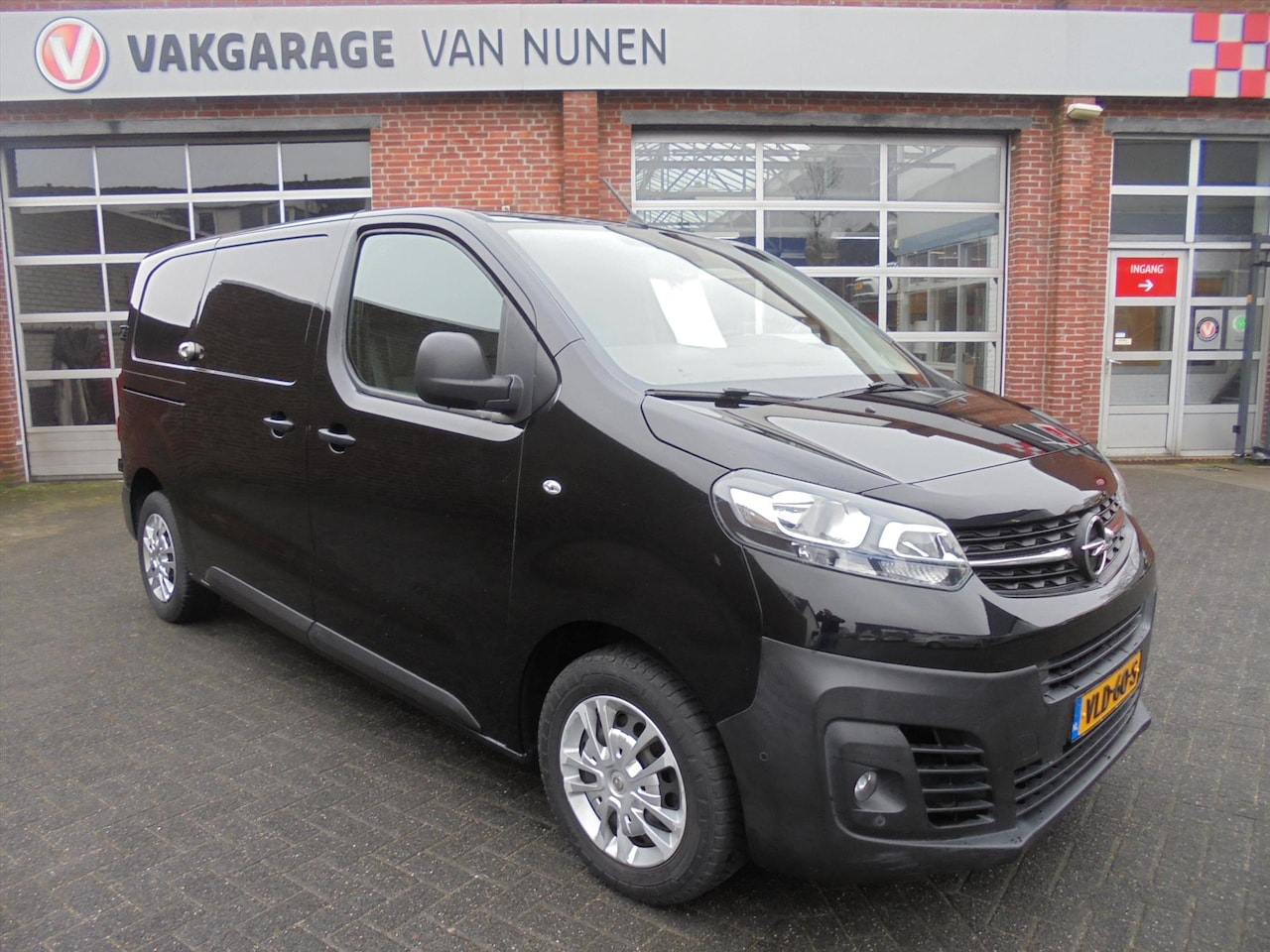 Opel Vivaro - 2.0 Diesel 122pk L2-H1 3Pers||Trekhaak||PDC||Navi||Rijklaar|| - AutoWereld.nl