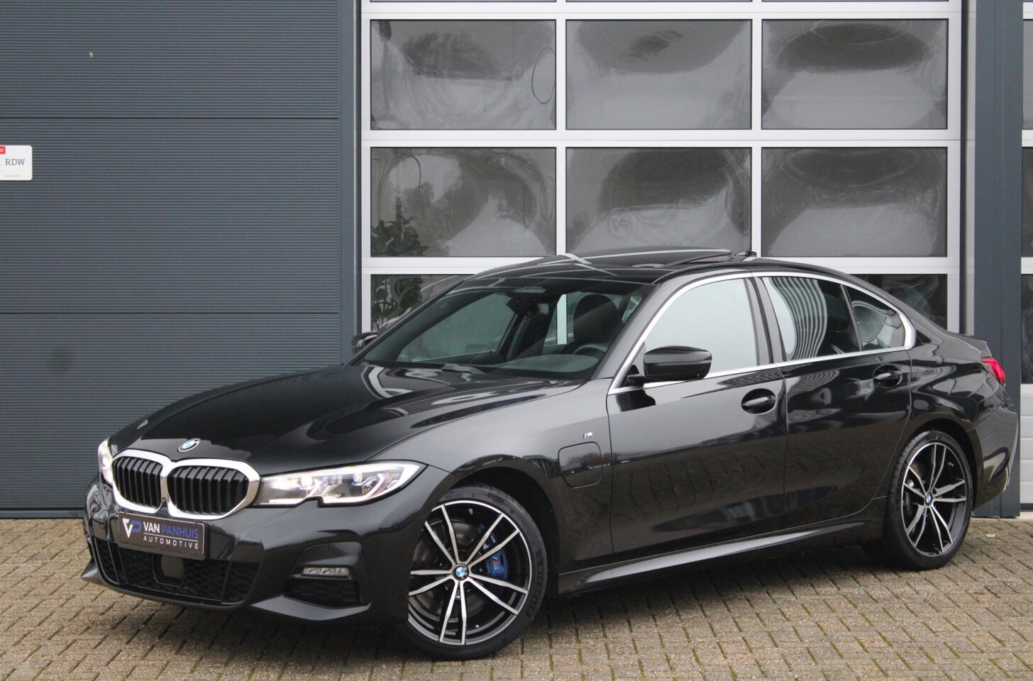 BMW 3-serie - 330e High Executive M-Sport | Pano | Laser | Adaptief | 360 | HUD - AutoWereld.nl