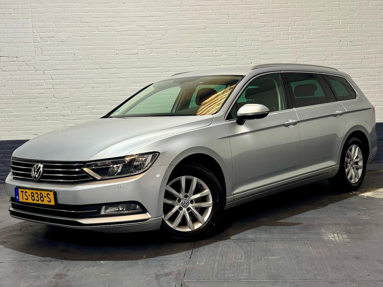 Volkswagen Passat Variant - 1.6 TDI Business Edition DSG Navi Camera - AutoWereld.nl