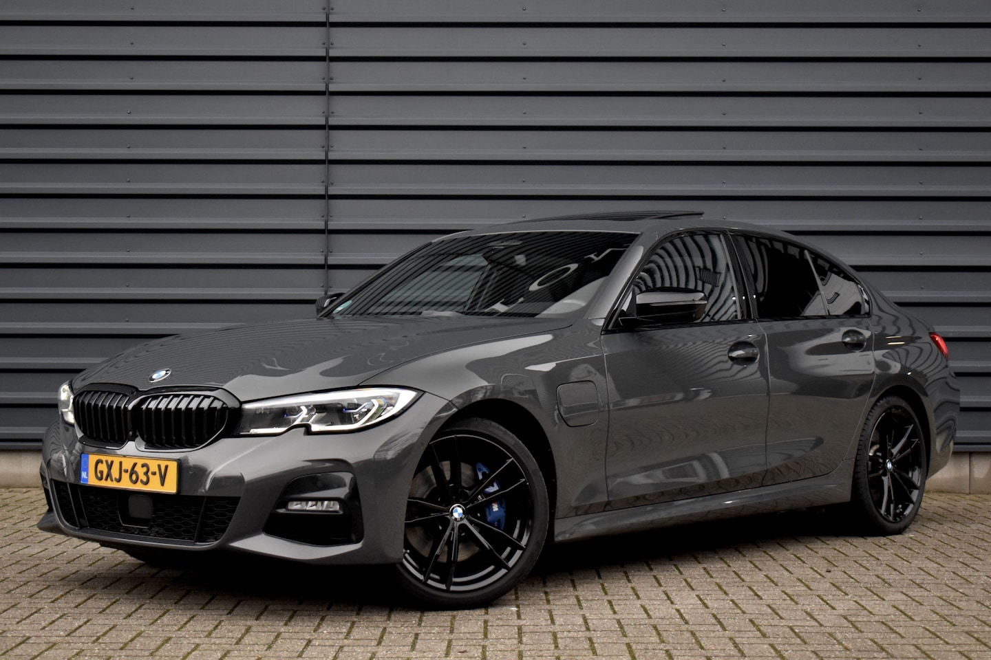 BMW 3-serie - 330e M Sport Individual | Schuif/Kanteldak | ACC | Harman/Kardon | Laser Light | Elektr. S - AutoWereld.nl