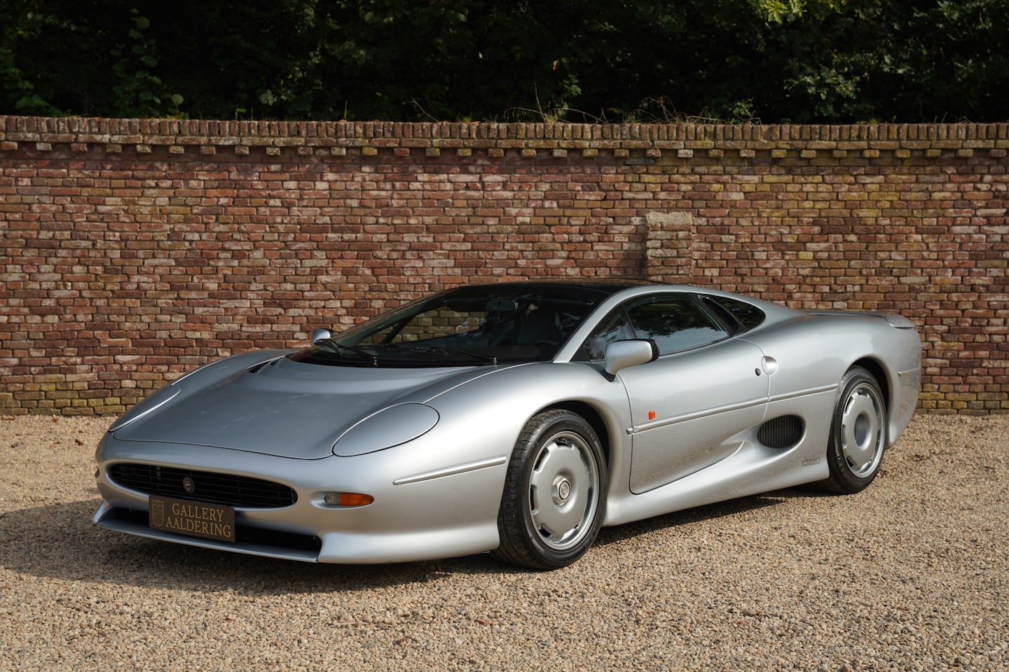 Jaguar XJ - XJ220 One owner XJ220, 7.500 kilometers from new, Recent major service including new fuel - AutoWereld.nl