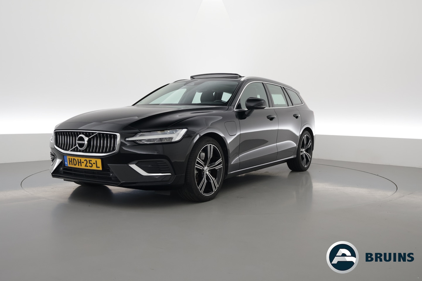 Volvo V60 - 2.0 T6 Recharge AWD Inscription | Head up | Pano | Stuur- stoelverw. | trekhaak | Camera | - AutoWereld.nl