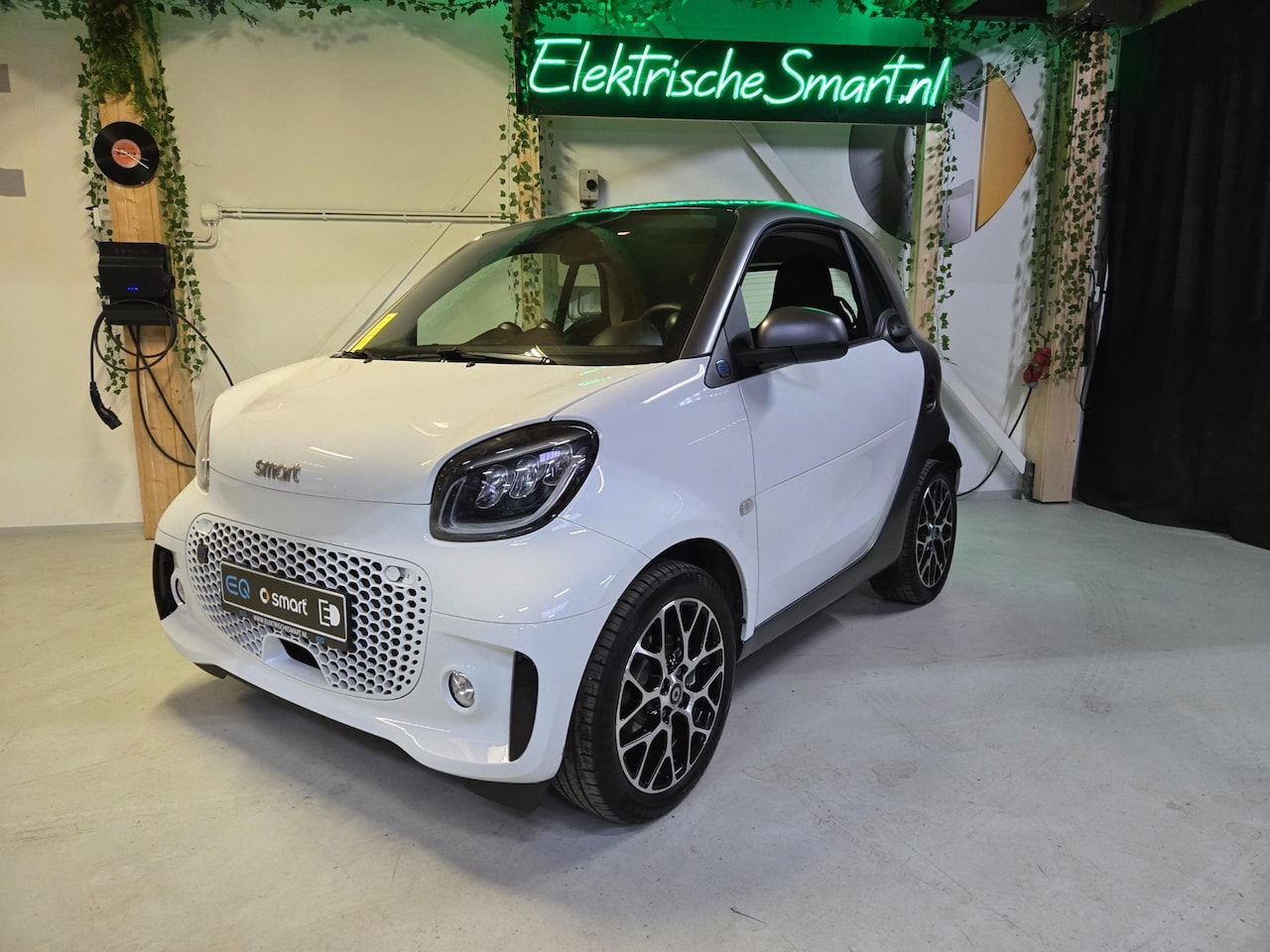 Smart Fortwo - EQ Comfort PLUS - stoel- en stuurwielverwarming - 16 inch velgen - matgrijs met witte pane - AutoWereld.nl