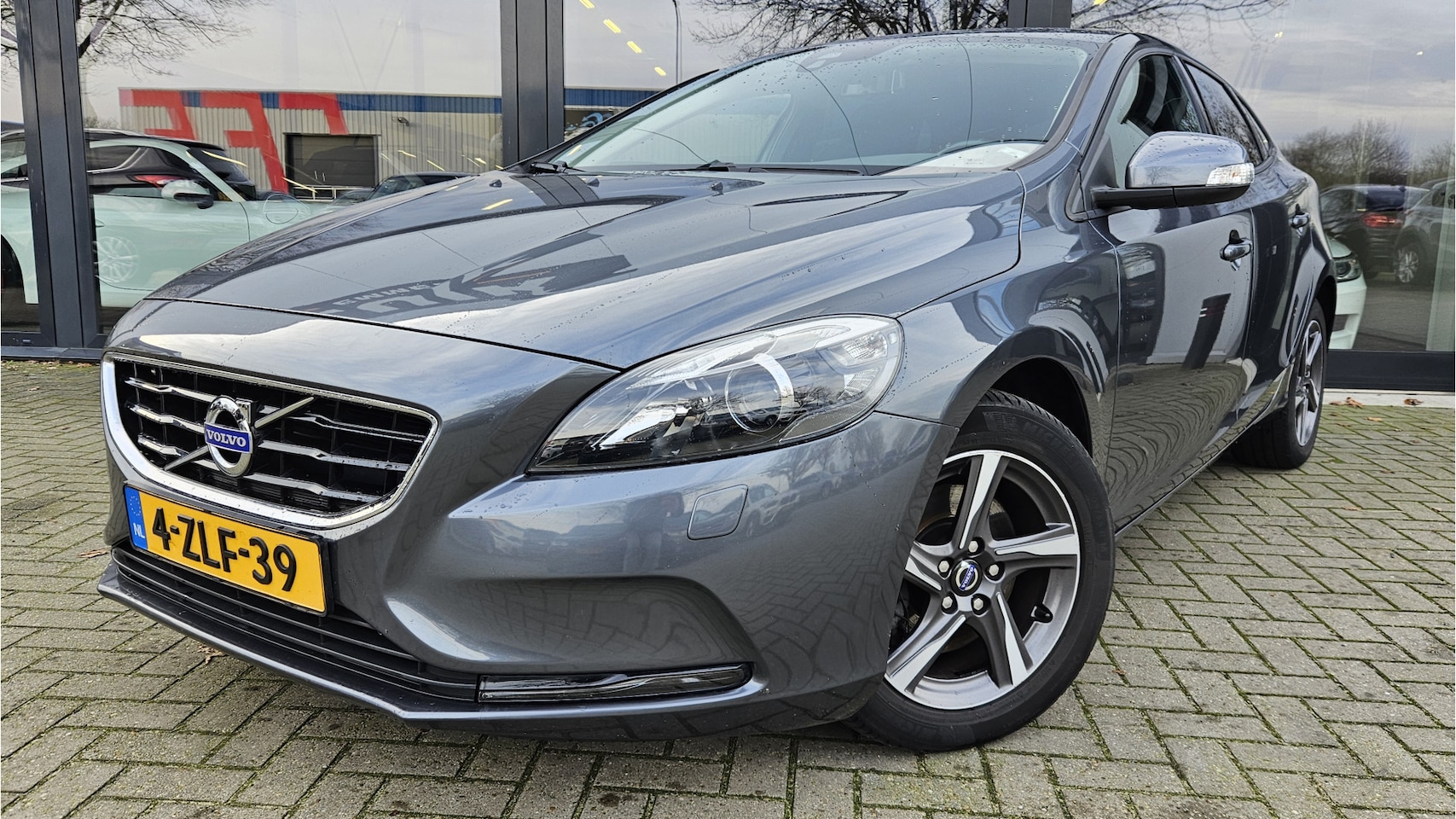 Volvo V40 - 1.6 T2 Summum + R-DESIGN VELGEN + XENON + NAVIGATIE + KLIMA + STOELVERW. - AutoWereld.nl