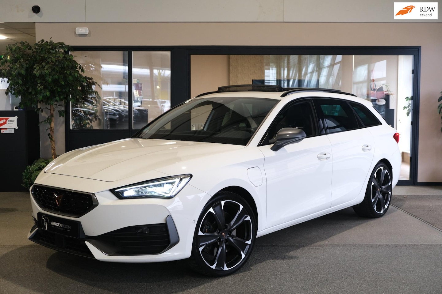 CUPRA Leon Sportstourer - 1.4 e-Hybrid VZ 245PK Pano Cam Navi Led - AutoWereld.nl