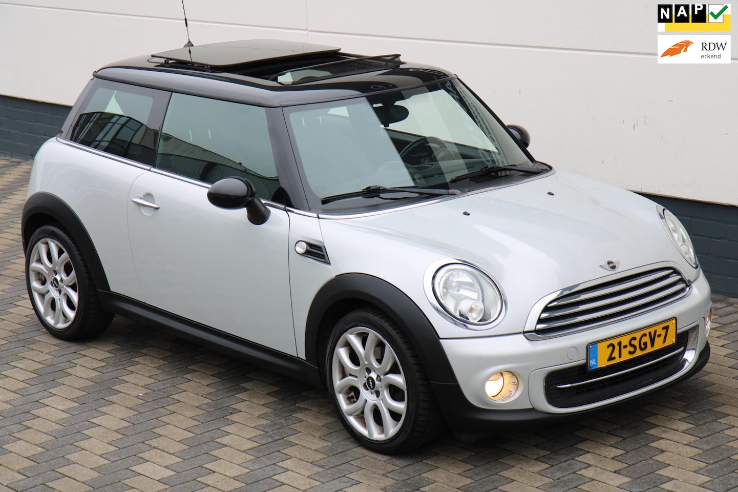 MINI Cooper - Mini 1.6 Panoramadak Navi Airco Cruise NAP !! - AutoWereld.nl