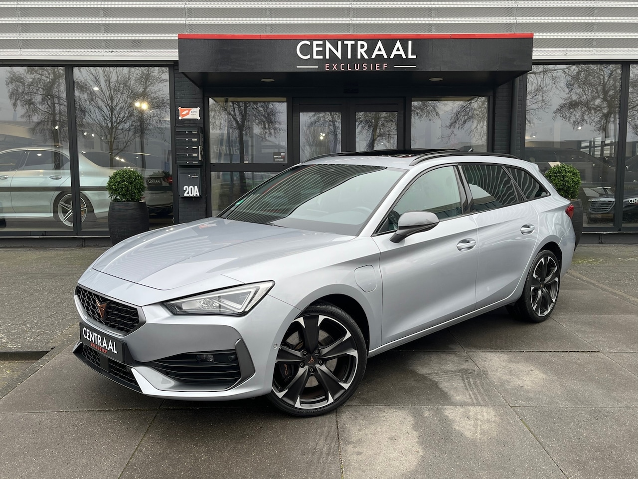 CUPRA Leon Sportstourer - 1.4 e-Hybrid VZ Performance 245PK|Pano|Camera|Memory|Keyless|ACC|Leder|Ambient Light|Carpl - AutoWereld.nl