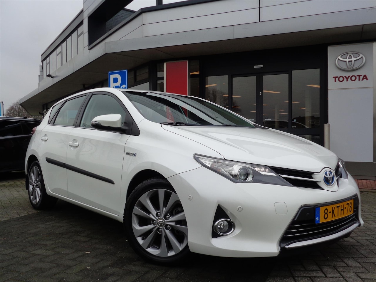 Toyota Auris - 1.8 Hybrid CVT Executive | Camera | Trekhaak | Licht en regensensor - AutoWereld.nl