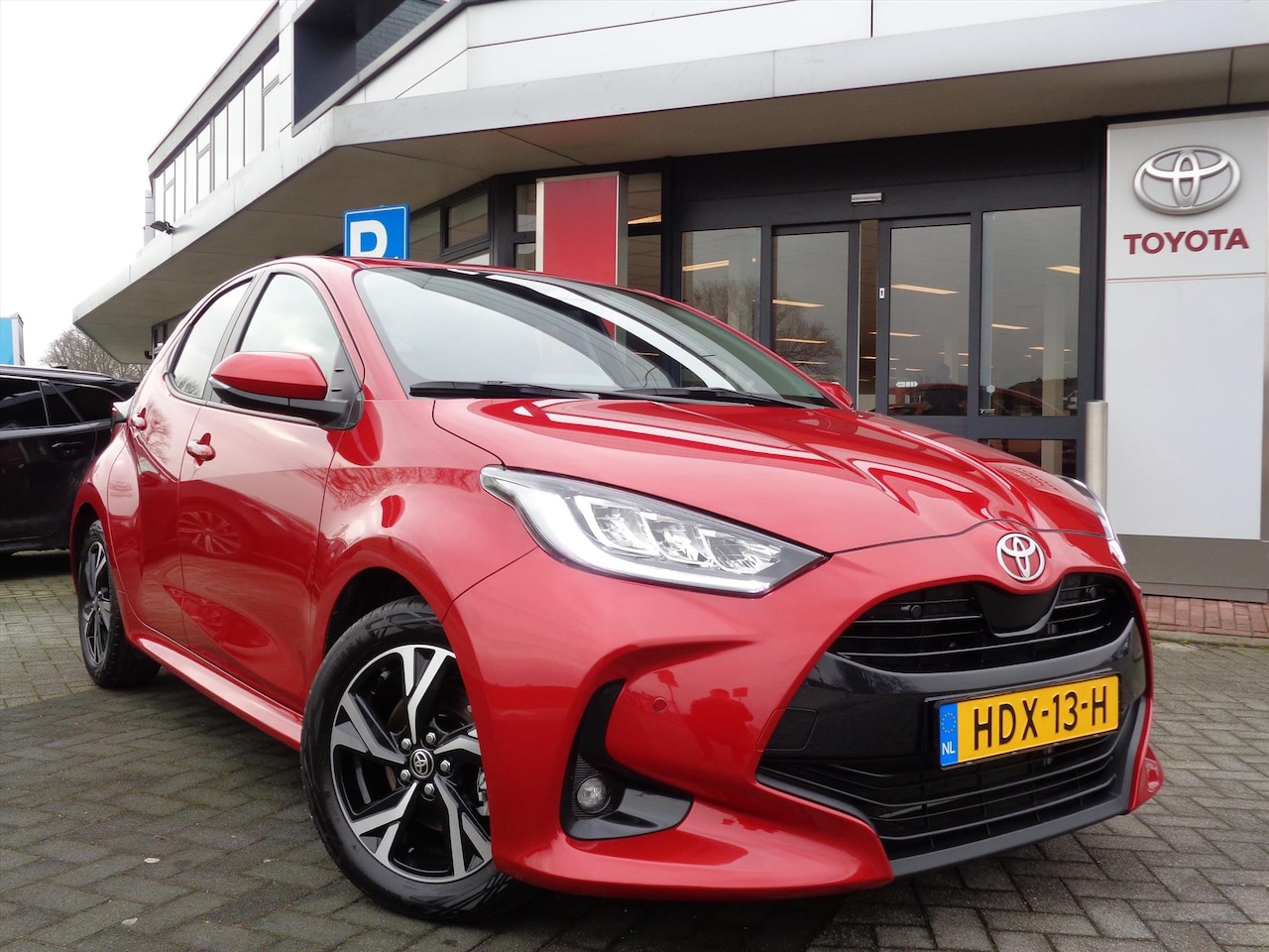 Toyota Yaris - Hybrid 115 CVT First Edition | Parkeersensoren | Stuurverwarming | Stoelverwarming | Camer - AutoWereld.nl