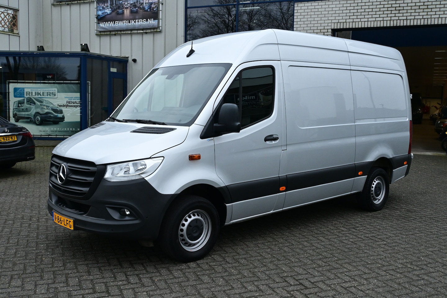 Mercedes-Benz Sprinter - 317 CDI L2H2 RWD MBUX met navigatie 360 graden camera en parkeersensoren, Geveerde stoel, - AutoWereld.nl