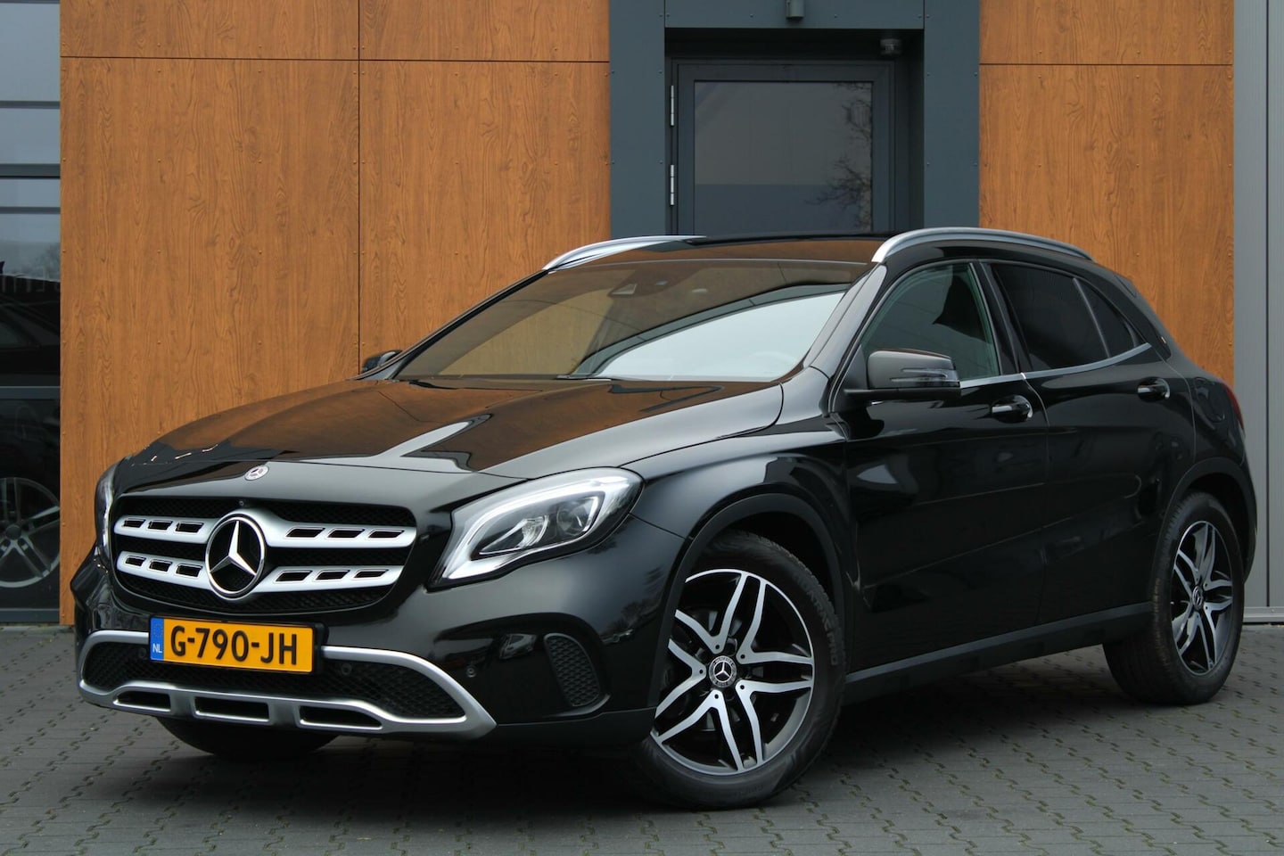 Mercedes-Benz GLA-Klasse - GLA180 | 360 Camera | Navi | Stoelverwarming - AutoWereld.nl