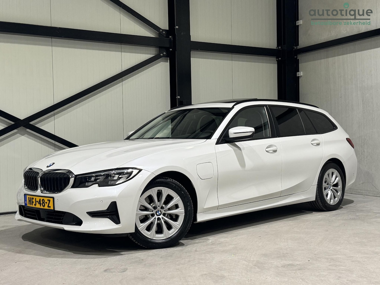 BMW 3-serie Touring - 330e Aut. | panorama | leder | navi | trekhaak | - AutoWereld.nl