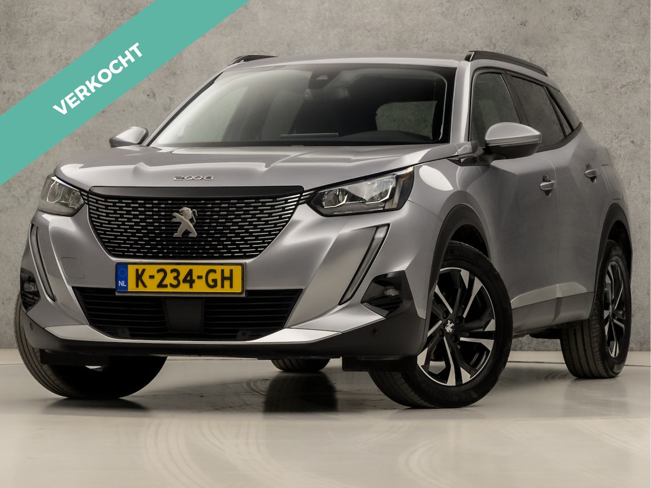 Peugeot 2008 - 1.2 PureTech Sport (NIEUW MODEL, APPLE CARPLAY, NAVIGATIE, 360 CAMERA, GETINT GLAS, SPORTS - AutoWereld.nl