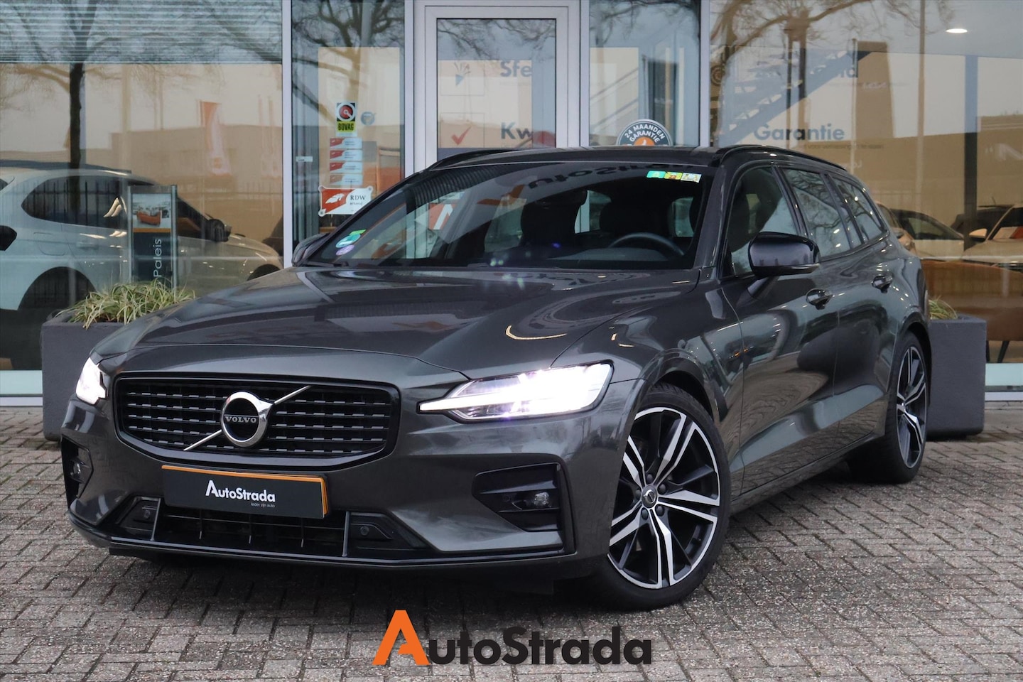 Volvo V60 - B3 R-Design 163pk Geartronic | Carplay | Keyless | Camera | Stoelverwarming | LED | Navi | - AutoWereld.nl