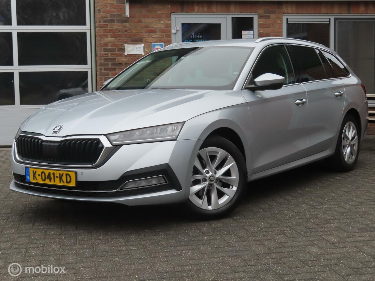 Skoda Octavia Combi - 1.0 e-TSI Business Edition/virtueel/carplay/trekhaak - AutoWereld.nl