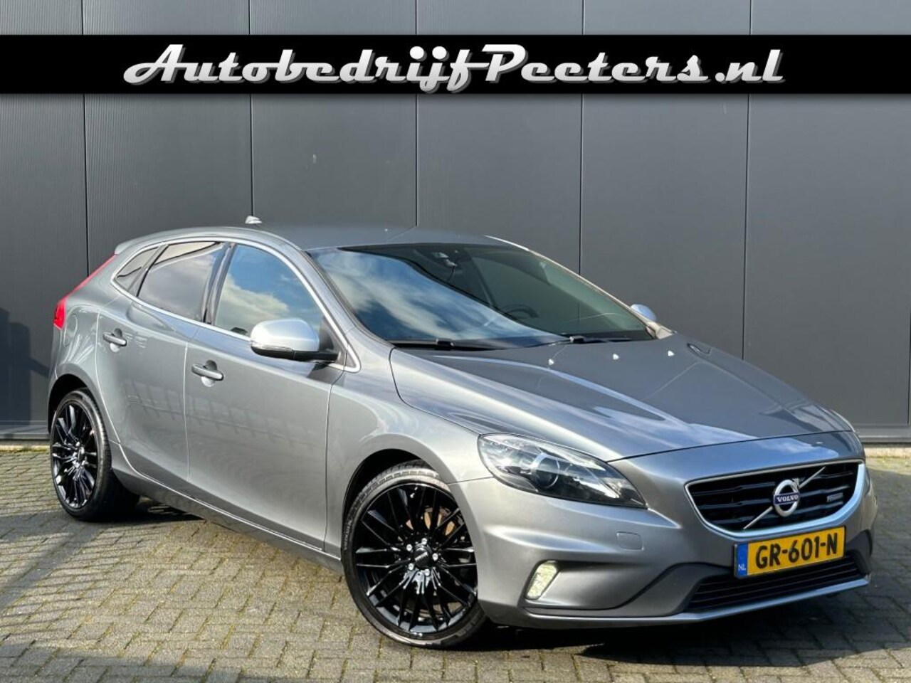 Volvo V40 - 2.0 D2 R-Design Xenon Navi Cruise PDC Trekhaak - AutoWereld.nl