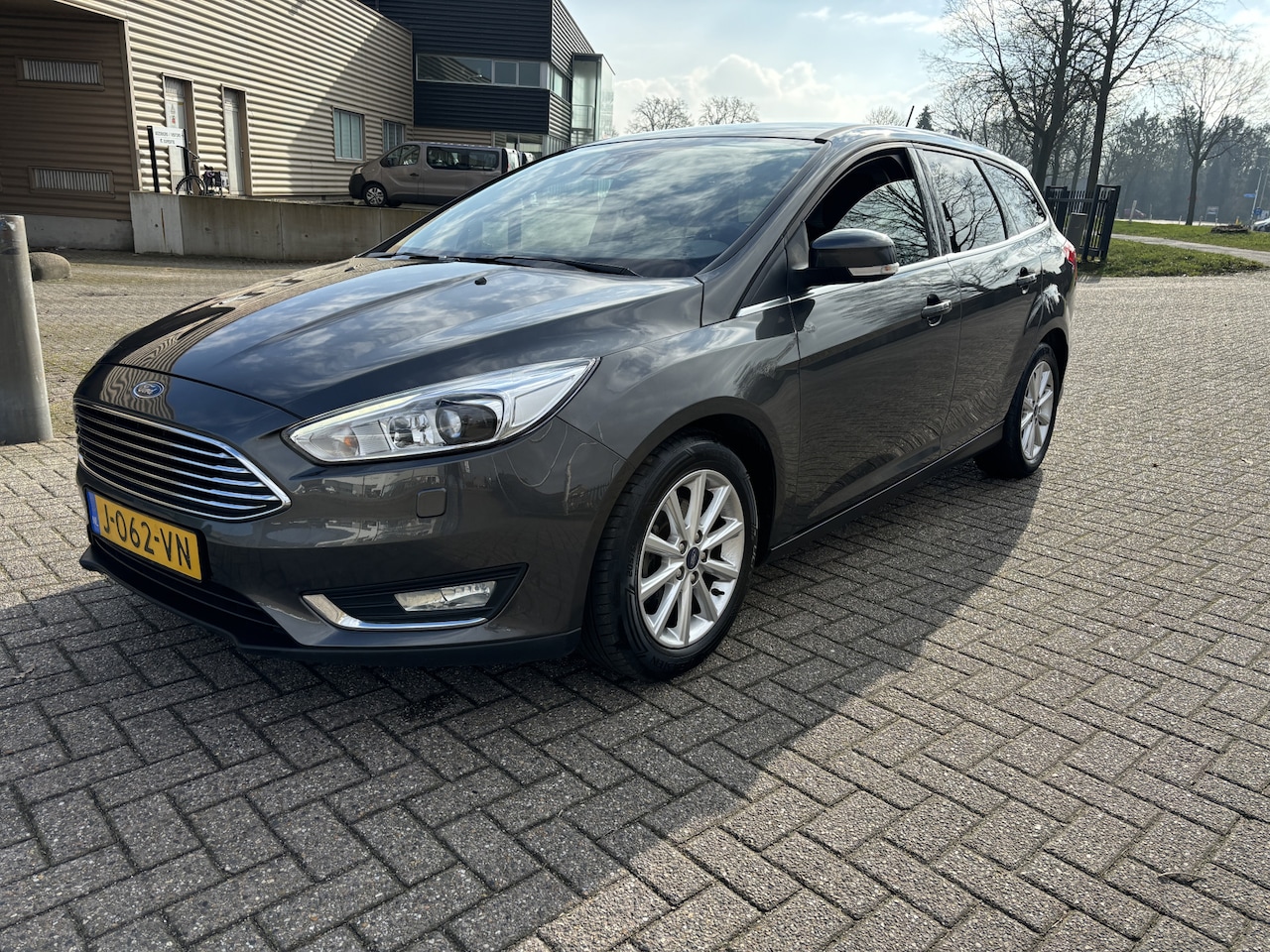 Ford Focus Wagon - 1.0 Titanium AUTOMAAT [ Fm navi,camera,cruise,trekhaak,lmv,ecc,pdc ] - AutoWereld.nl