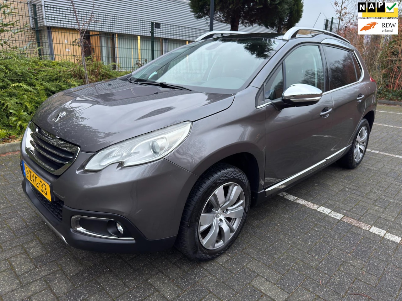 Peugeot 2008 - 1.2 PureTech Allure / Pano'dak / PDC / Clima / Trekhaak - AutoWereld.nl