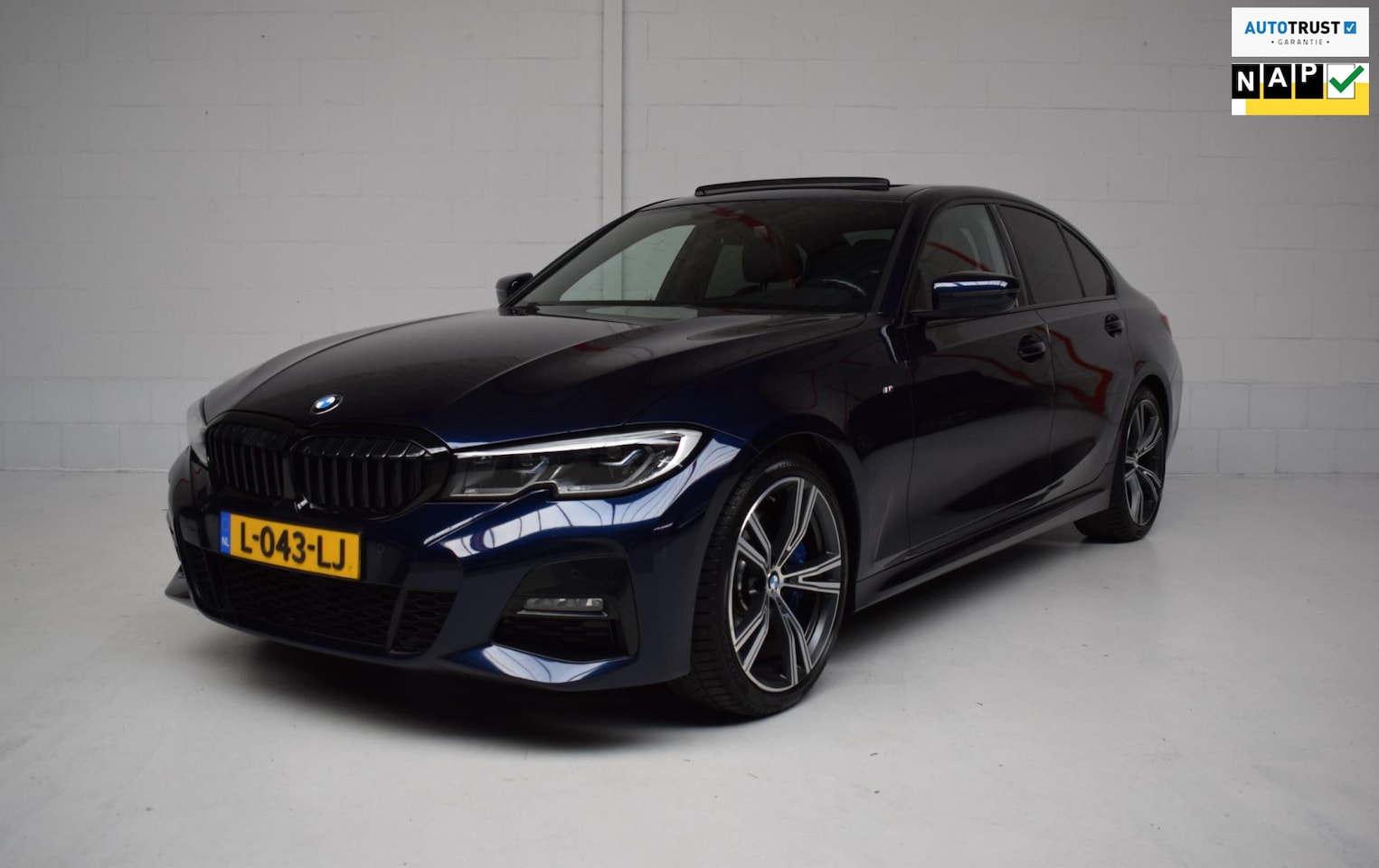 BMW 3-serie - 330i 259PK AUT M-SPORT ORG.NED / SCHUIFDAK / LEER / NAP / LASER / 19INCH / SFEERVERLICHTIN - AutoWereld.nl