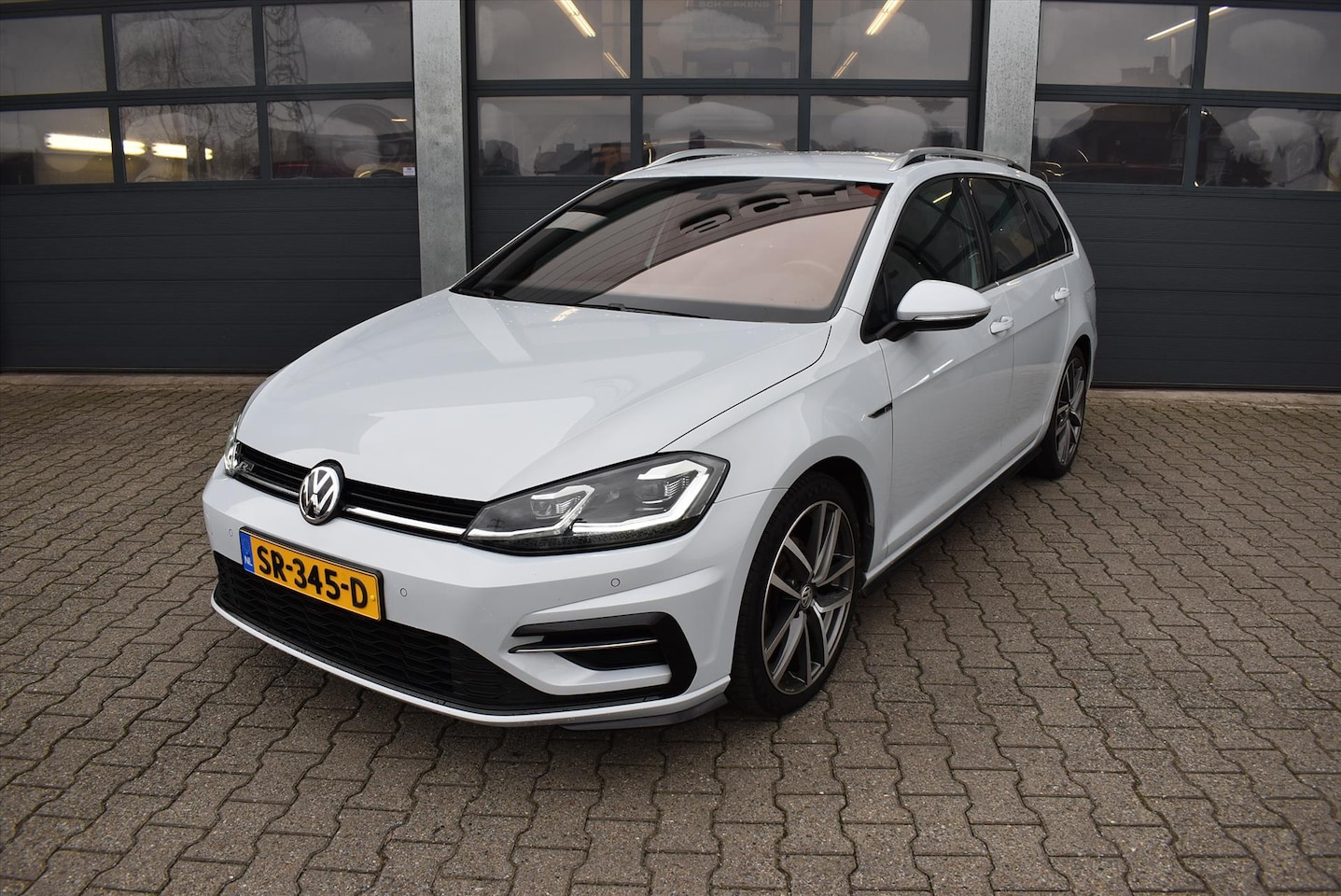 Volkswagen Golf Variant - 1.5 TSI 150pk Highline Business R-line - AutoWereld.nl