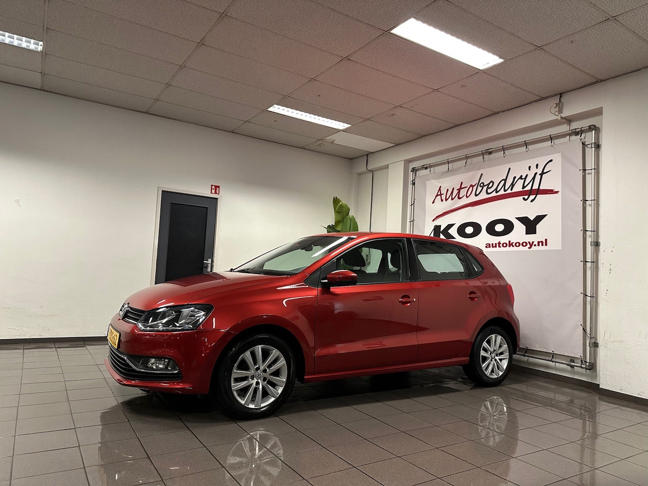 Volkswagen Polo - 1.2 TSI Comfortline * Automaat / Navigatie / LM Velgen / Camera / NL Auto * - AutoWereld.nl