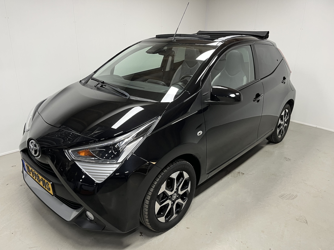 Toyota Aygo - 1.0 VVT-i x-clusiv Cabrio Incl BTW NAP Keyless Camera Lane assist - AutoWereld.nl