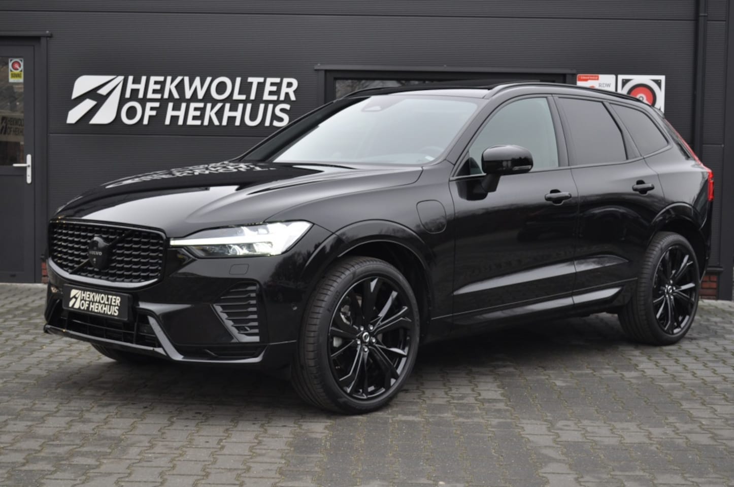 Volvo XC60 - T6 AWD Recharge Black Edition Ultimate | Head-up | B&W | 360 | M - AutoWereld.nl